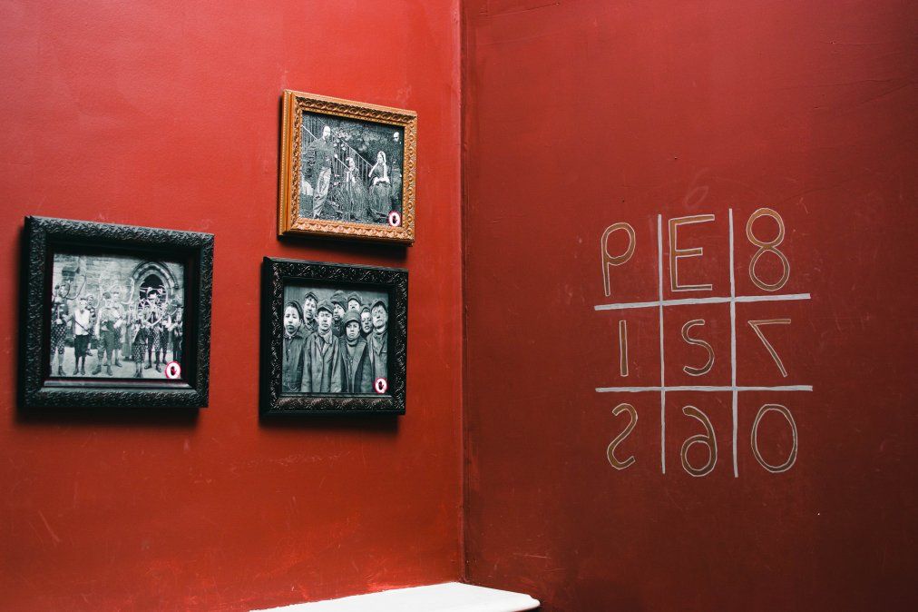 Cada sala es como una película y tiene su propia escenografía. Allí los participantes siguen un guión y deben seguir pistas y arreglar problemas para poder avanzar.