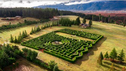 El sur argentino es un destino ideal para quienes deseen realizar una escapada durante Semana Santa, un atractivo estrella es el Laberinto Patagonia, cerca de El Hoyo.