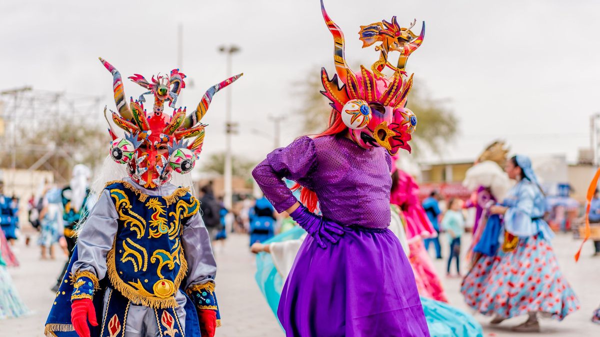 La Fiesta de La Tirana llena de color, música y tradición el norte de Chile cada invierno en Iquique.