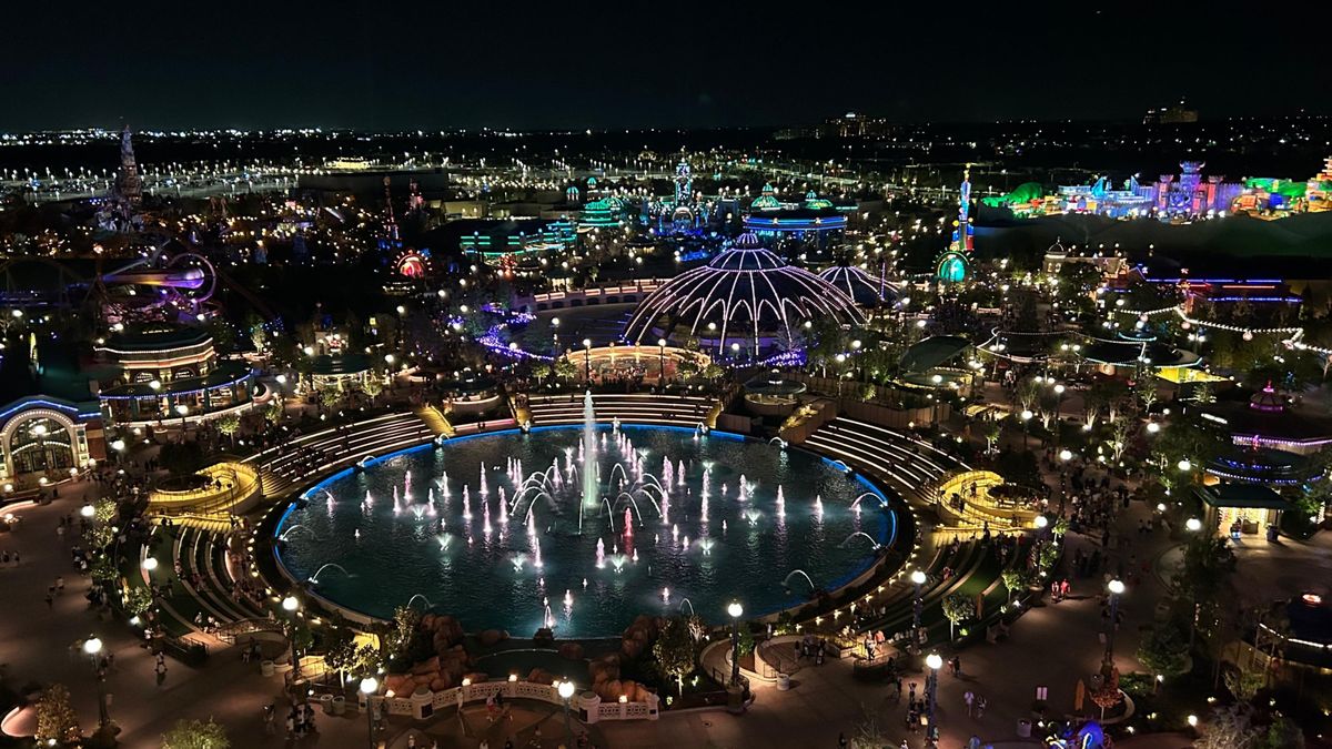 Una vista panor&aacute;mica de Epic Universe por la noche.