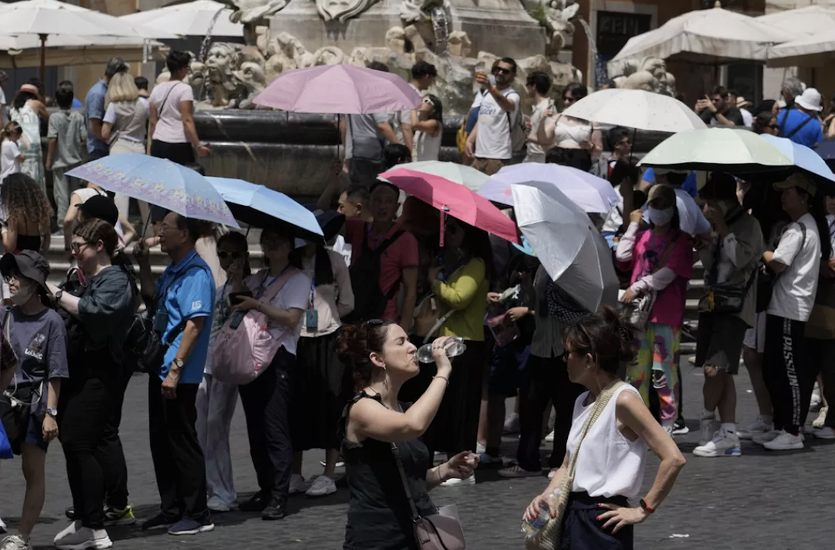 Turistas refugiandose de la ola de calor en Roma