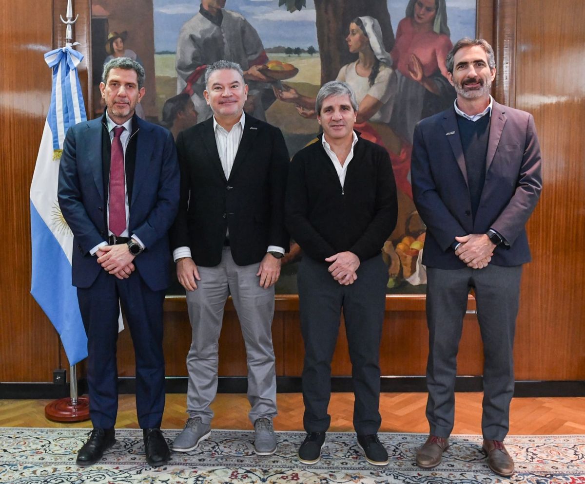 De izquierda a derecha: Luis Pierrini, flamante secretario de Transporte del gobierno de Javier Milei; Estuardo Ortiz, CEO de JetSmart; Luis Caputo, ministro de Economía; y Gonzalo Pérez Corral, director General de JetSmart en Argentina.