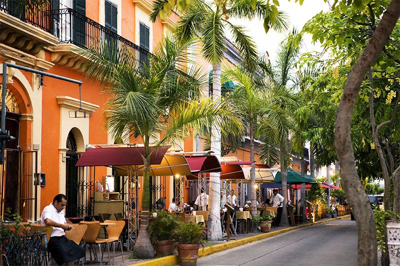 Mazatlán combina sol y playa con una interesante oferta de cultura y de arquitectura en su centro histórico.