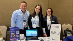 Juan Contreras, Viviana Varela y Angie Alvarado de Mega Travel.