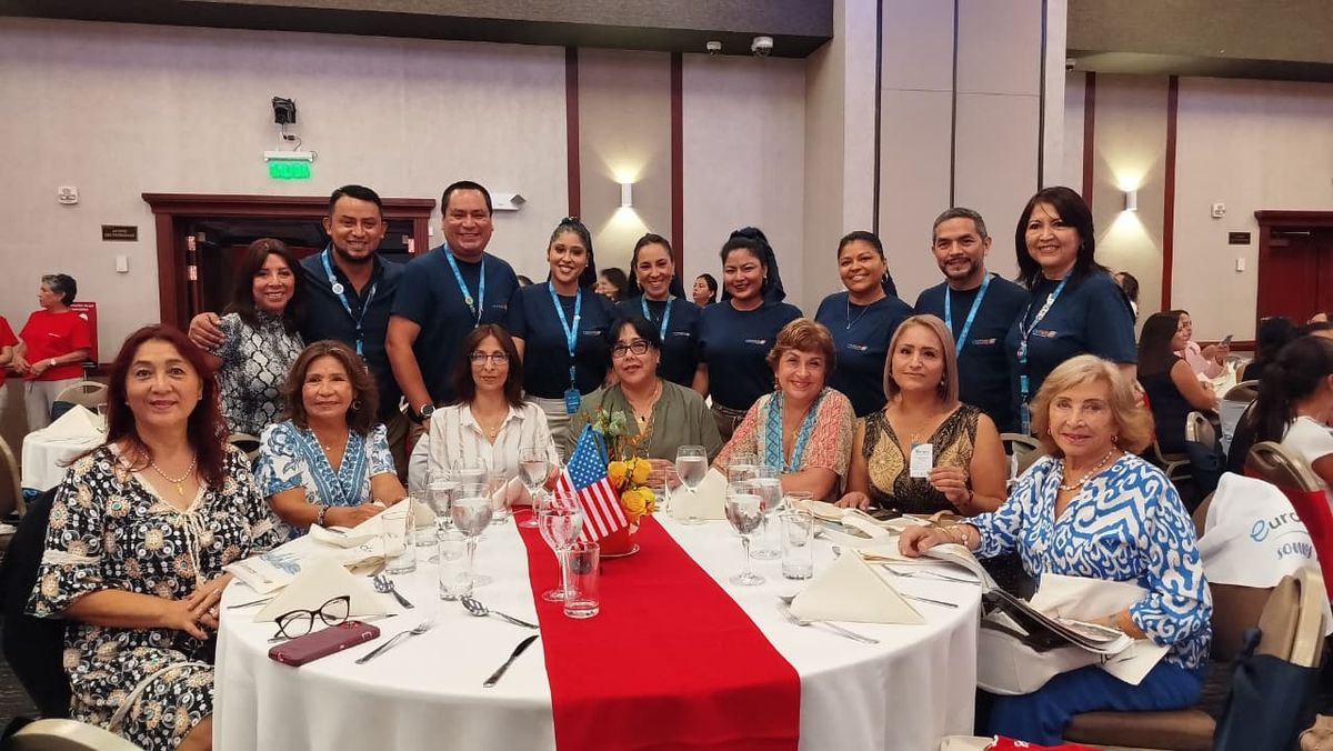 Equipo de CTM Tours junto a los agentes de viajes.