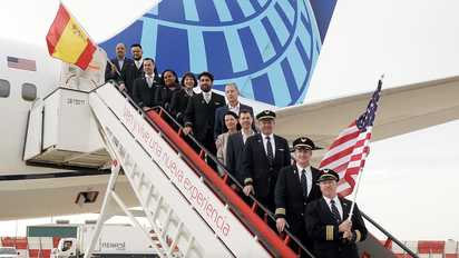 Tripulación de United Airlines en el aeropuerto de Málaga en el estreno de la ruta Málaga-Nueva York.