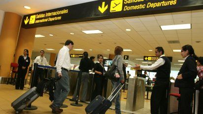 Aeropuerto Jorge Chávez - Lima Airport - ¡Toma nota! Si estás apunto de  viajar considera las siguientes medidas y pesos promedio de los distintos  equipajes que llevarás durante tu viaje. ¡Recuerda siempre