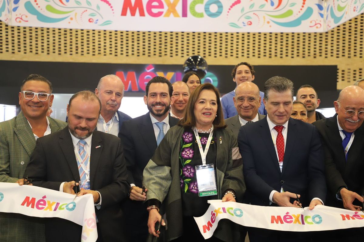 Autoridades en el corte de cinta del stand del Caribe mexicano en la VItrina Turística Anato 2023.