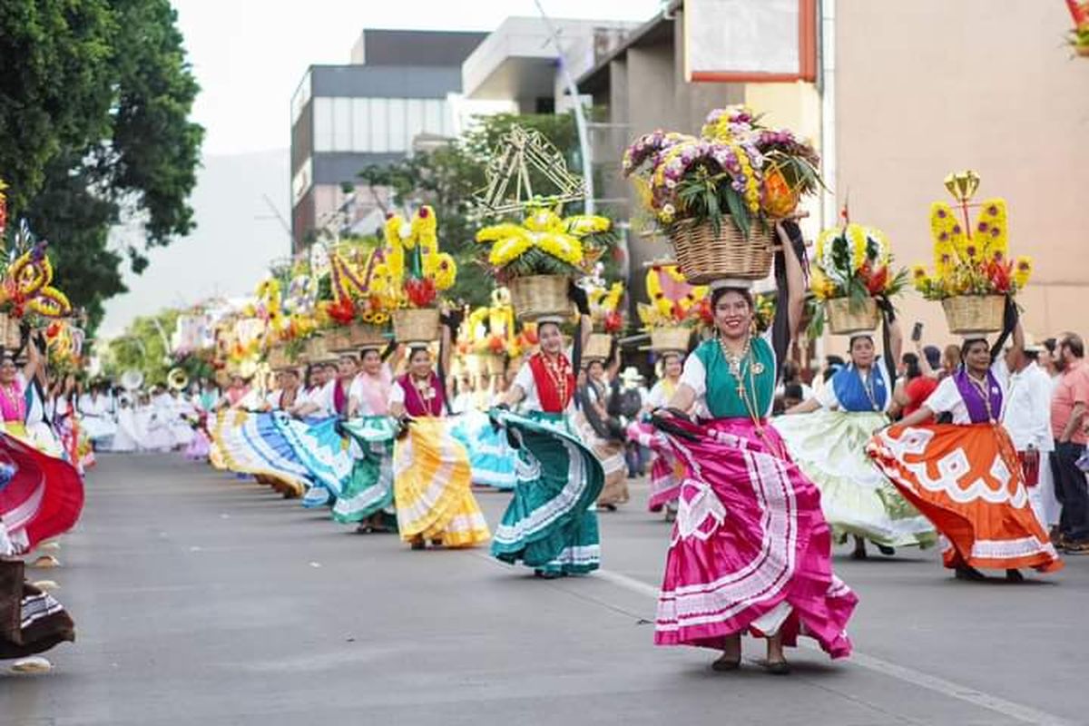 Asiste al primer Desfile de Delegaciones de la Guelaguetza 2024 en Oaxaca.