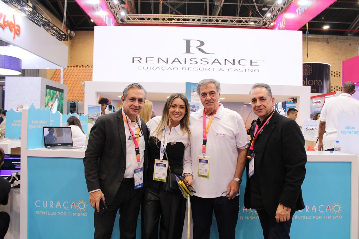 Jessica Sánchez junto al equipo de Curazao. 