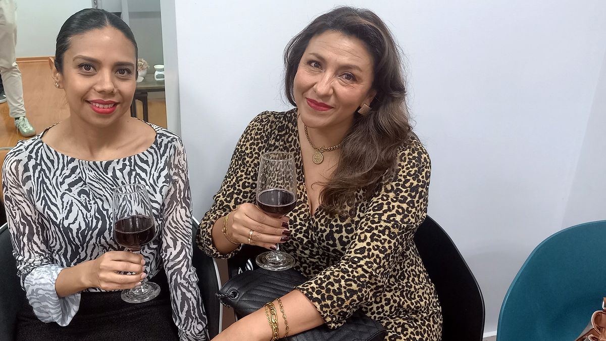 Carolina Garcés, ejecutiva de Ventas de Air Europa, y Paola Salazar, gerente comercial de Cosarco Touring, en evento de Visa Express.