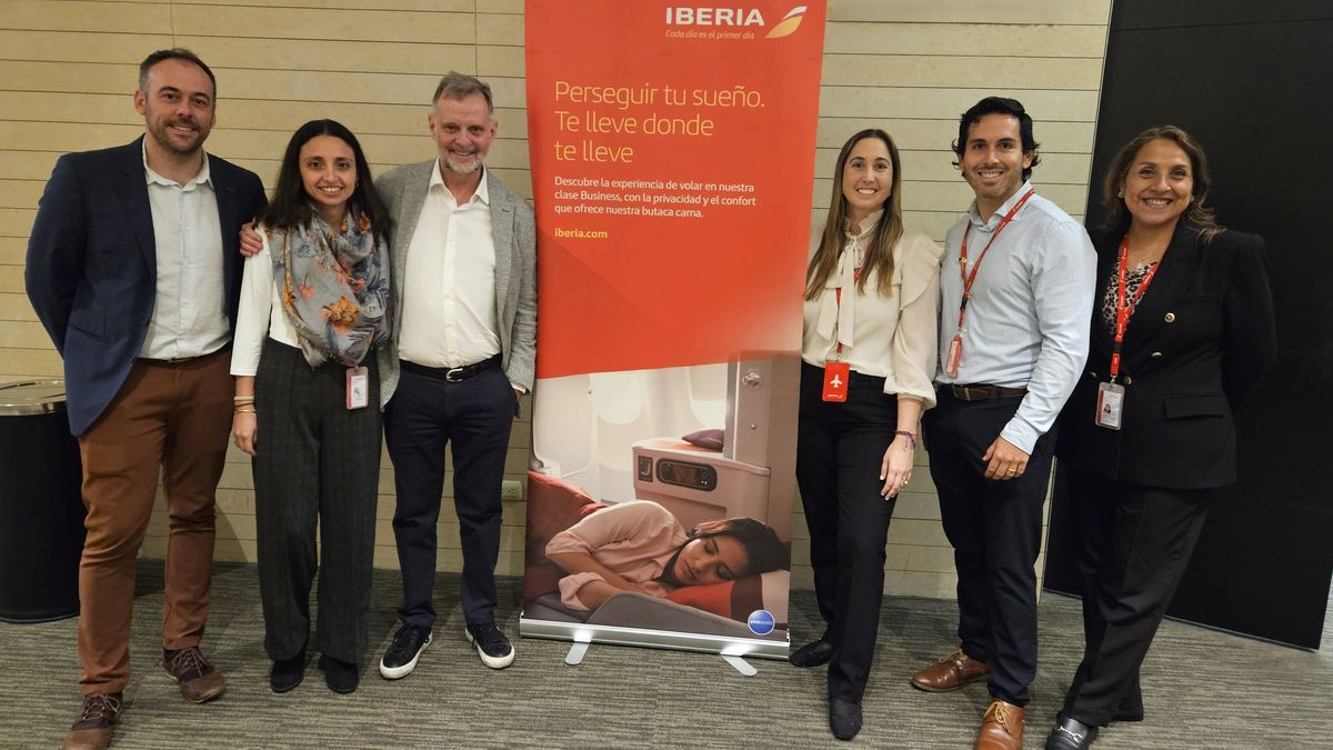 Equipo de Iberia en Lima, presentando la ampliación de vuelos entre Lima y Madrid. - Ladevi Medios y Soluciones Equipo de Iberia en Lima, presentando la ampliación de vuelos entre Lima y Madrid.