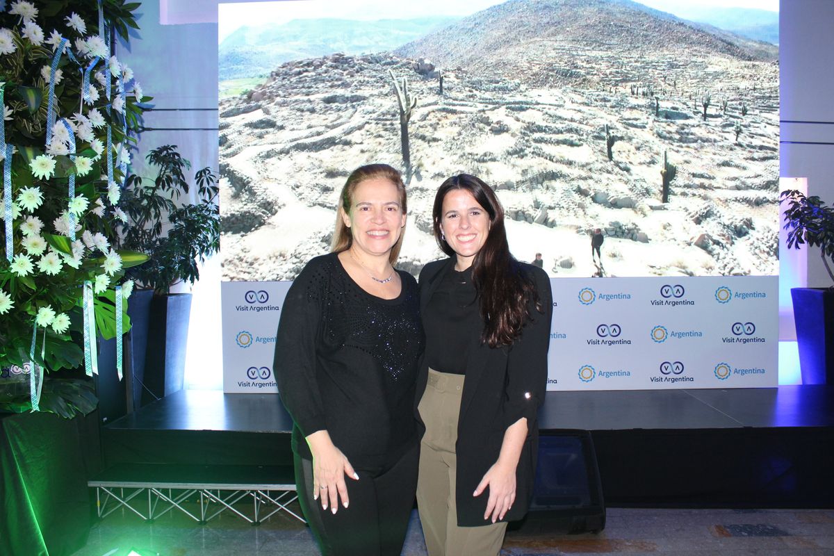 Paula Fariña, capacitadora y Macarena Medina, responsable para el mercado colombiano del Instituto Nacional de Promoción Turística de Argentina (INPROTUR).