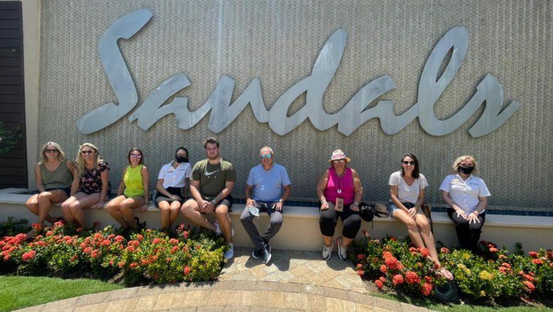 El grupo de agentes y representantes de Sandals y Tower Travel.
