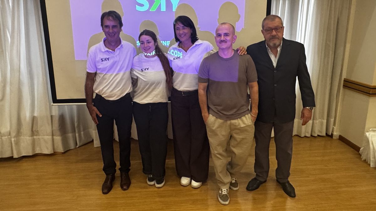 El equipo de SKY Airline acercó novedades al trade porteño.