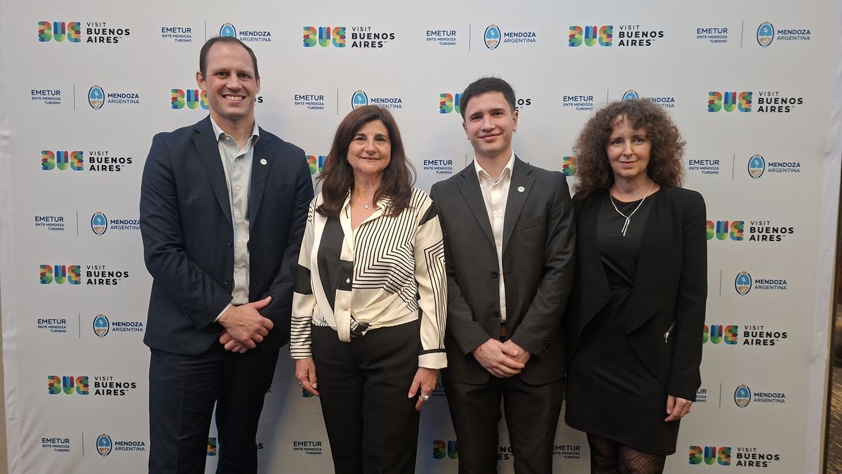 Roberto Klopsch, gerente de mercados de Visit Buenos Aires; Gabriela Testa, presidenta del Ente Mendoza Turismo; Federico Fernández, coordinador de Promoción de Visit Buenos Aires y Carolina Vicchi, encargada de mercado de EMETUR. Roberto Klopsch, gerente de mercados de Visit Buenos Aires; Gabriela Testa, presidenta del Ente Mendoza Turismo; Federico Fernández, coordinador de Promoción de Visit Buenos Aires y Carolina Vicchi, encargada de mercado de EMETUR.