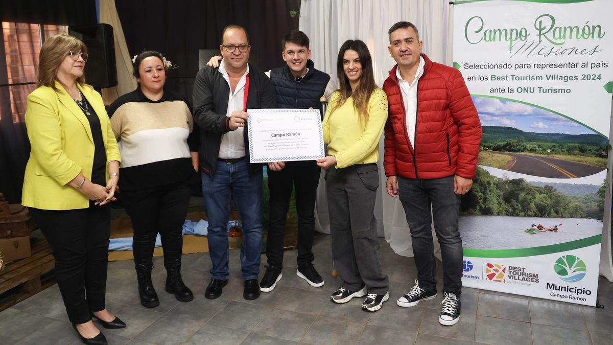 Yanina Martínez, subsecretaria de Turismo de la Nación, entregó el certificado de finalista a Campo Ramón, en la provincia de Misiones.
