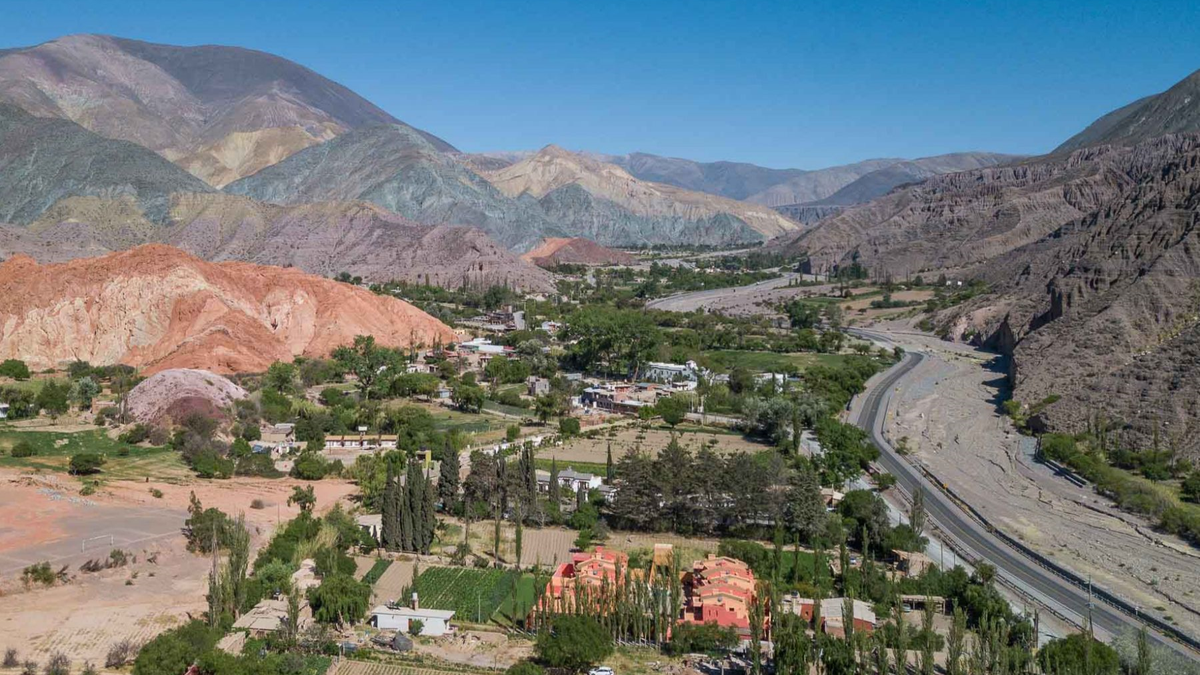 La ruta de Salta a la Quebrada de Humahuaca invita a descubrir alucinantes paisajes.