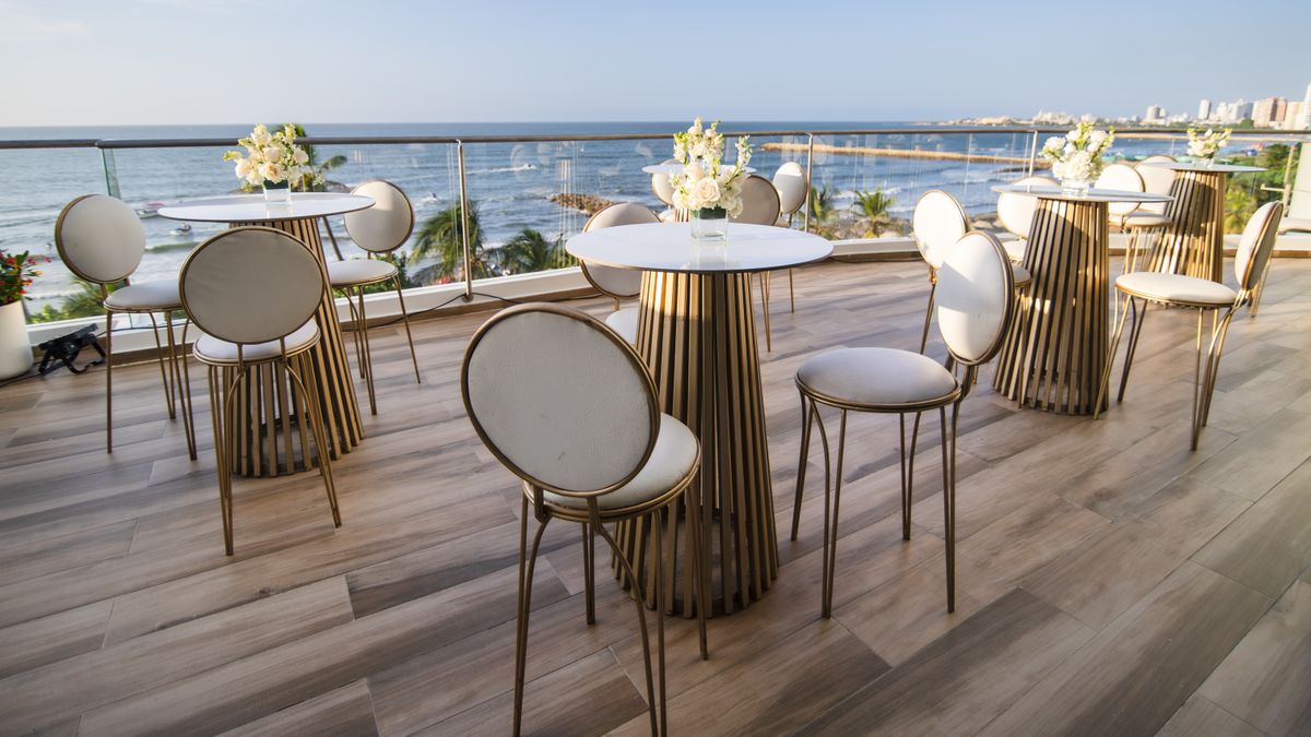 Las terrazas y espacios al aire libre complementan la oferta de EM Hotels, brindando escenarios para recepciones, cocteles y eventos con vista al mar.