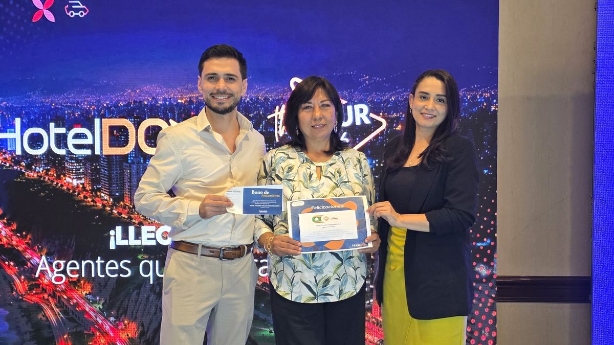 Esteban Rodriguez y Mauren Montt junto a agencia ganadora.
