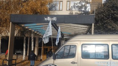 Conflicto en Bariloche: el exhotel Selina cerró sin aviso y hay empleados sin sueldo. Uthgra reclama por trabajadores despedidos.