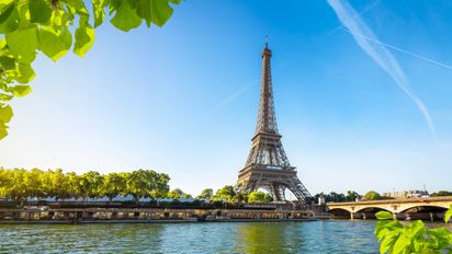 Río Sena, en la ciudad de París, en Francia.