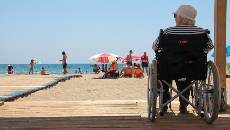 La accesibilidad universal se integra cada vez más en la planificación de turismo MICE, con espacios pensados para públicos diversos.