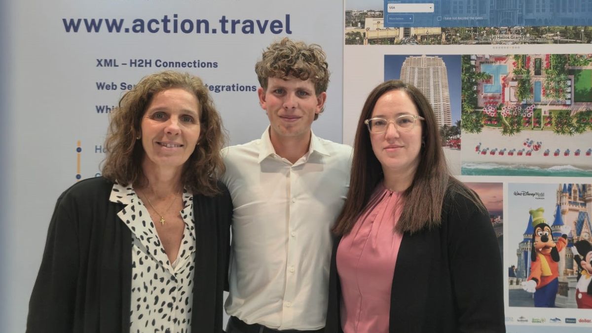 El equipo de Action Travel en su stand.