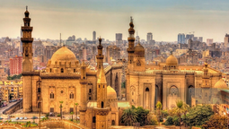 Visita El Cairo, la caótica pero cautivante capital de Egipto en tus vacaciones.