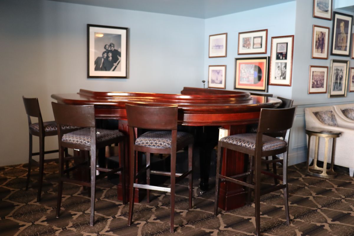 Balmoral Bar & Piano Lounge.
