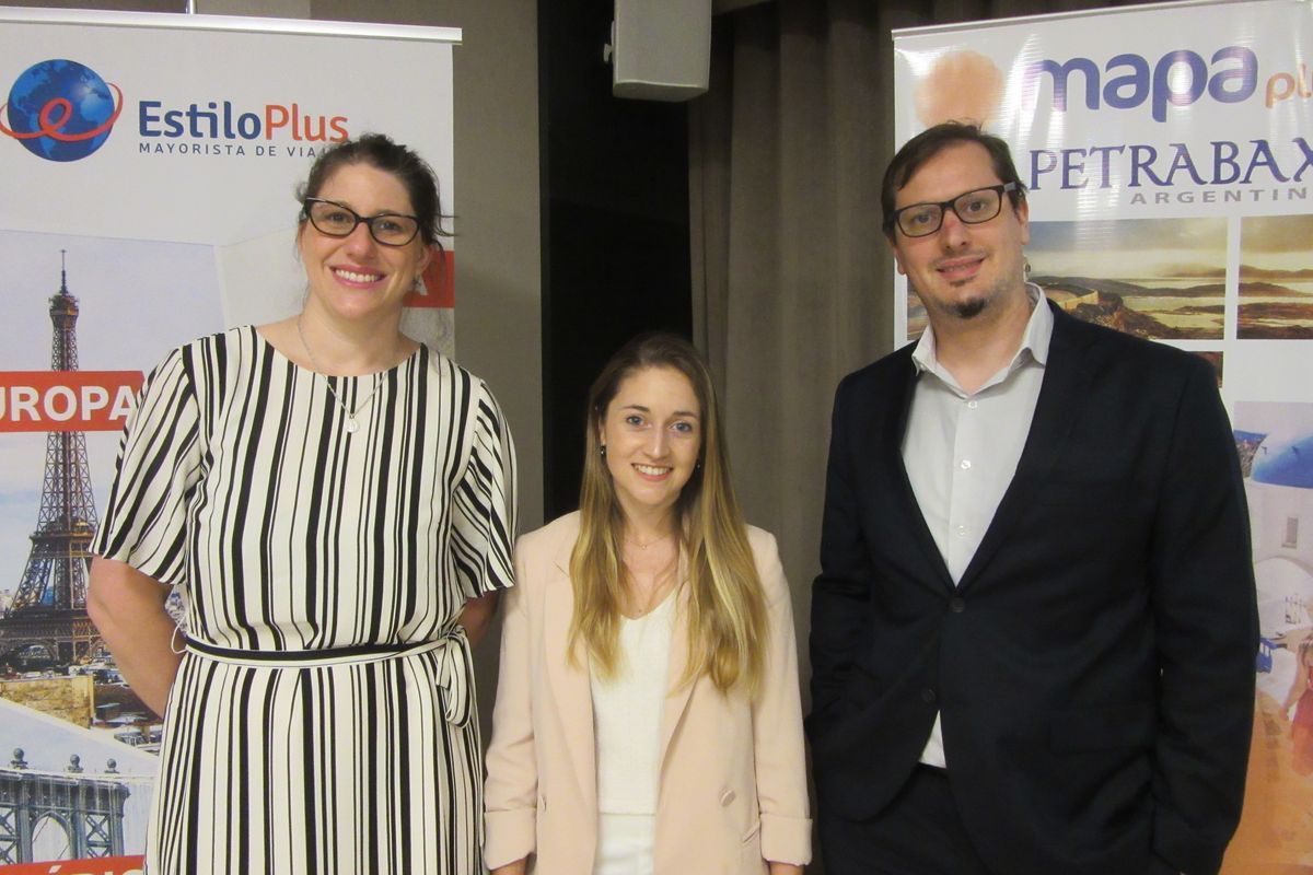 Constanza Stábile, directora de Estilo Plus; María Agustina Rodríguez, gerenta de Mapaplus para el Cono Sur; y Matías Abal, director de Petrabax; quienes fueron los anfitriones en el encuentro del Hotel Grand Brizo de Buenos Aires.
