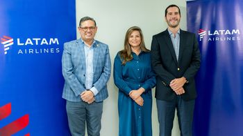 Mateo Estrella, ministro de Turismo; Mónica Fistrovic, CEO de Latam Airlines Ecuador; y Roberto Luque, ministro de Transporte.