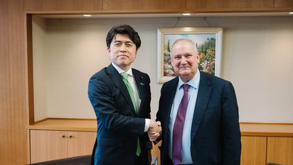 El ministro japonés de Territorio, Infraestructuras, Transporte y Turismo, Hiromasa Nakano, junto a Jordi Hereu.