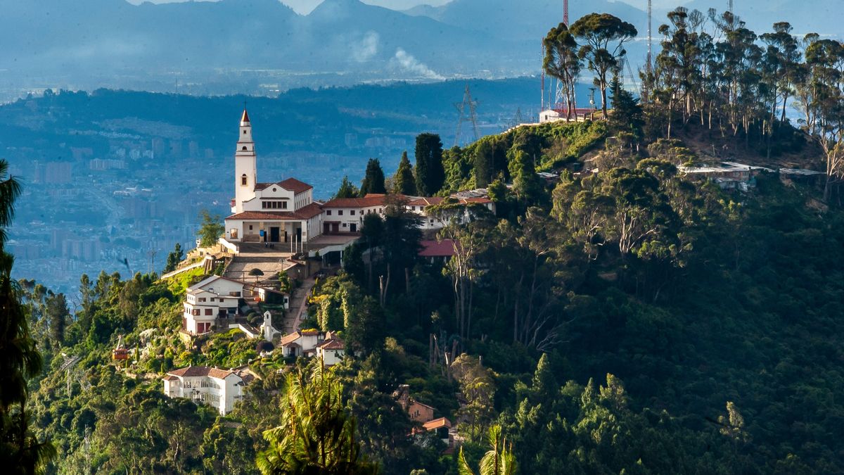 Bogotá, la ciudad más grande de Colombia, recibe a sus visitantes de México con un amplio patrimonio cultural y tiquetes aéreos por valores accesibles que rondan los $4833 pesos.