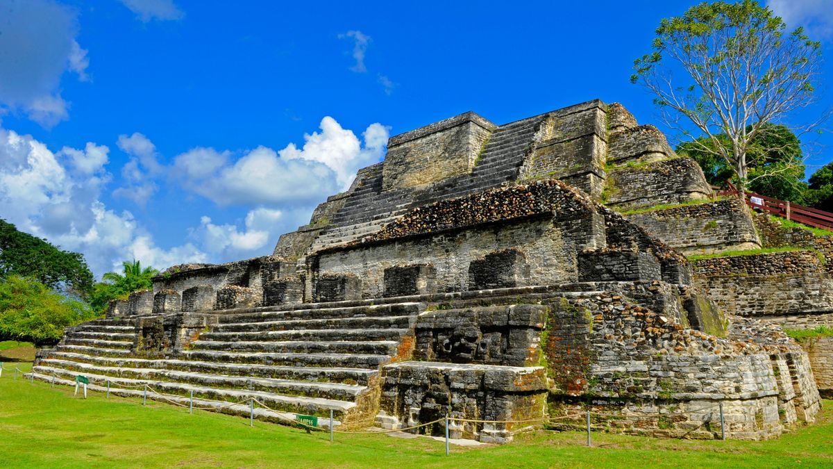 Las ruinas de Altun Ha y Tikal revelan el pasado glorioso de la civilización maya que floreció en Belice.