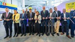 Autoridades y ejecutivos de Nuevo Pudahuel encabezaron la ceremonia de inauguración del Terminal Nacional del Aeropuerto de Santiago. 
