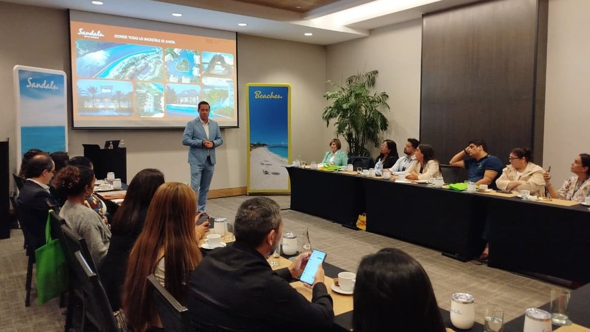 Jeffrey Speelman, general manager de Sandals Royal Curazao en la capacitaci&oacute;n a agencias de viajes.