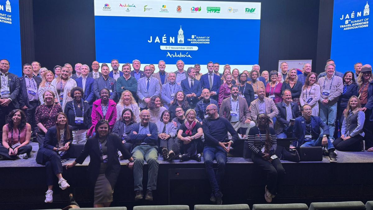 Foto de familia de los representantes de asociaciones mundiales para dar cierre al evento.