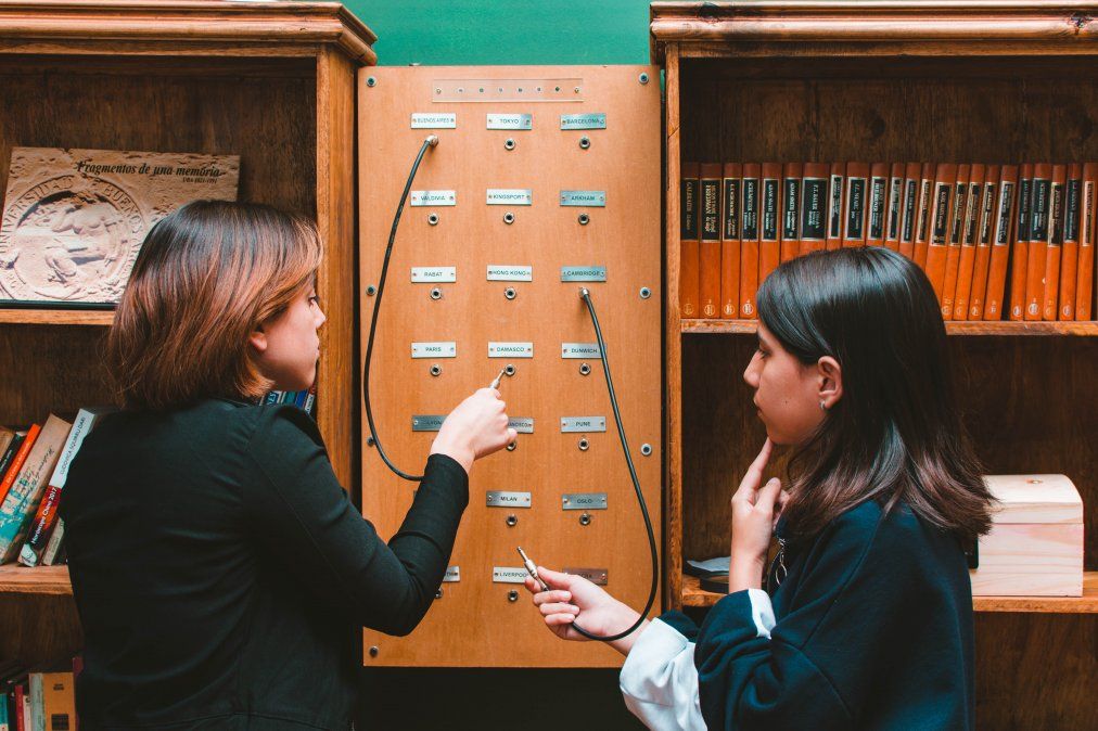 Sin la ayuda de Google, entre esas cuatro paredes hay que encontrar llaves, hacer rompecabezas, investigar, resolver acertijos y obtener combinaciones.