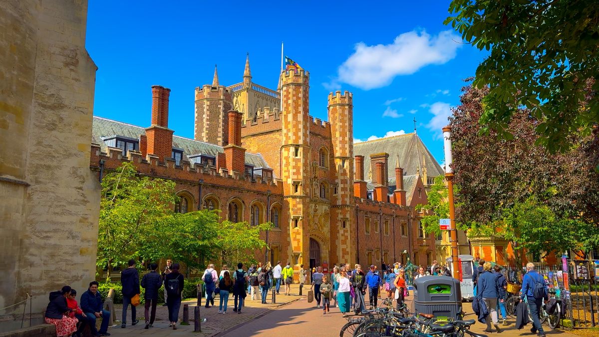 En el Reino Unido, ciudades como Cambridge y York ofrecen un viaje al pasado con arquitectura impresionante y ambientes universitarios legendarios.
