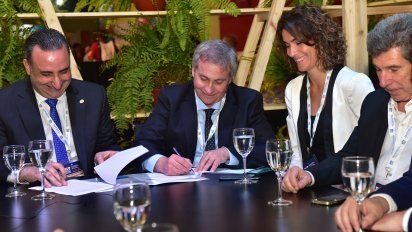 Gustavo Hani y Fernando Desbots firmaron un conveniopara impulsar el posicionamiento del Portal ReservAR Alojamiento, quedesarrolló Fehgra. &nbsp;