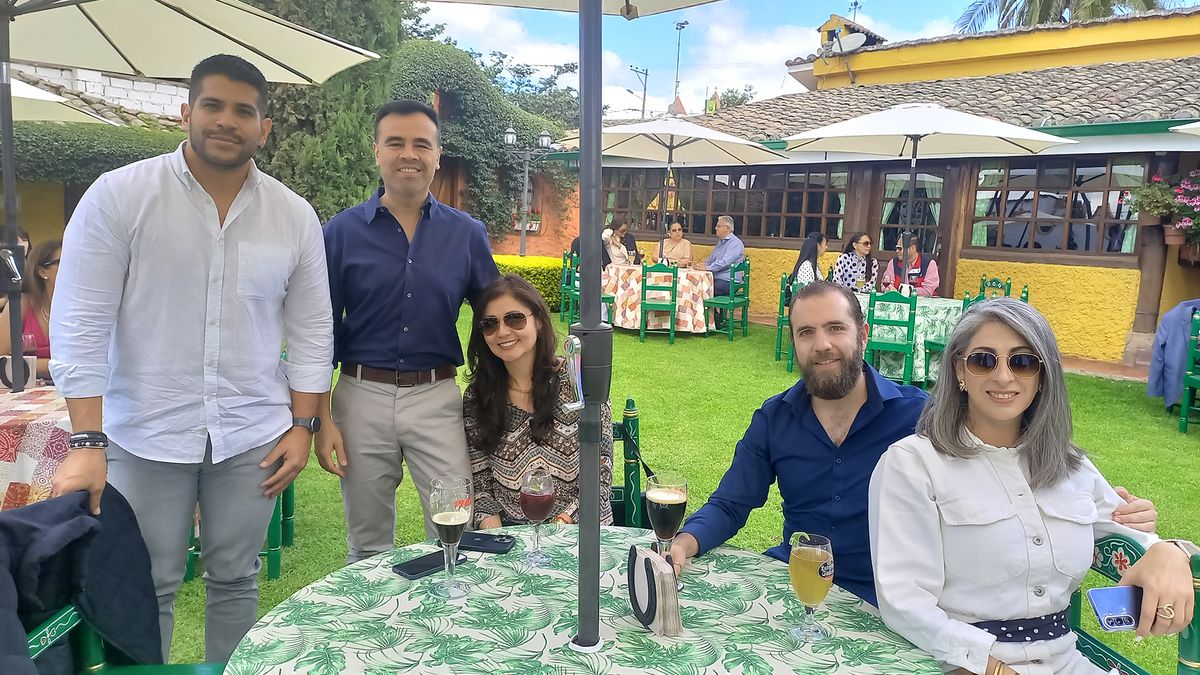 Equipo de Iberia Ecuador, incluyendo a Edwin Rincón, country manager (2do de pie).