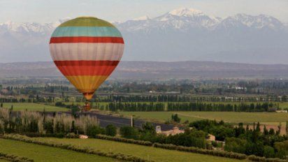 Los Andes y los viñedos desde el aire: así es Mendoza.