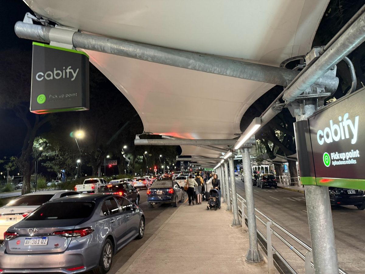 Guerra en el Aeroparque Jorge Newbery: taxistas y choferes de Apps se unen contra el actor ilegal que secuestra turistas con ofertas piratas.