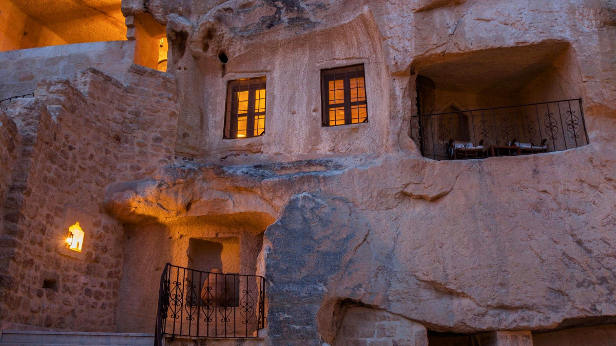 Explora Turquía, el país que une dos contenientes, hospedándote en un hotel cueva.&nbsp;