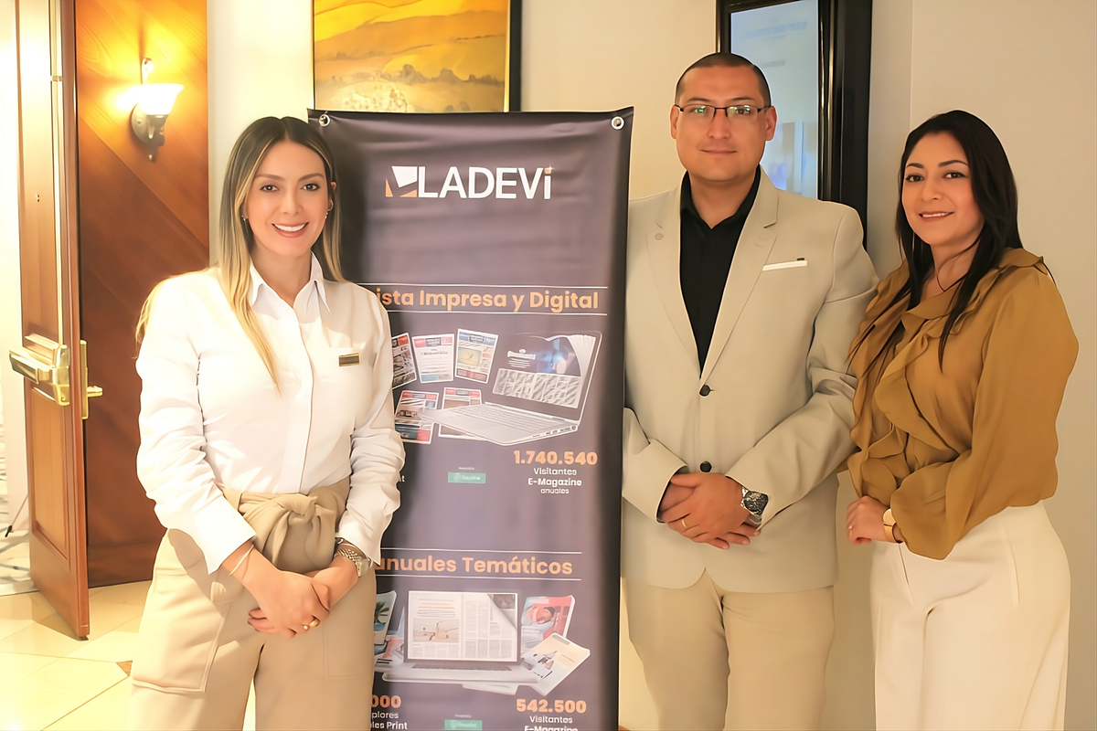Jéssica Sánchez, coordinadora comercial de Ladevi Ecuador; Boris Ortega, director del departamento IT de Universal de Viajes; y Cecilia Paredes, gerente general de Universal de Viajes.