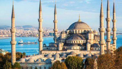 Turquía, uno de los países más visitados del mundo, atrae a viajeros de todo el planeta gracias a sus lugares históricos y culturales.