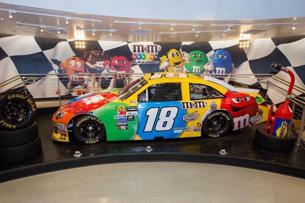 Las Vegas: replica del vehículo M&M’s número 18 de Kyle Busch que se exhibe en el Mundo de M&M.