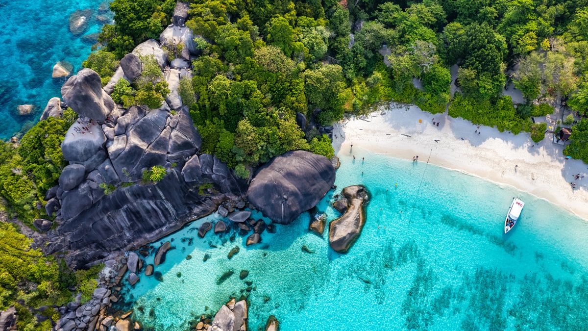 Villas privadas, spas de clase mundial, travesías en yate por la bahía de Phang Nga y cenas frente al mar crean momentos diseñados para el disfrute absoluto en Tailandia.