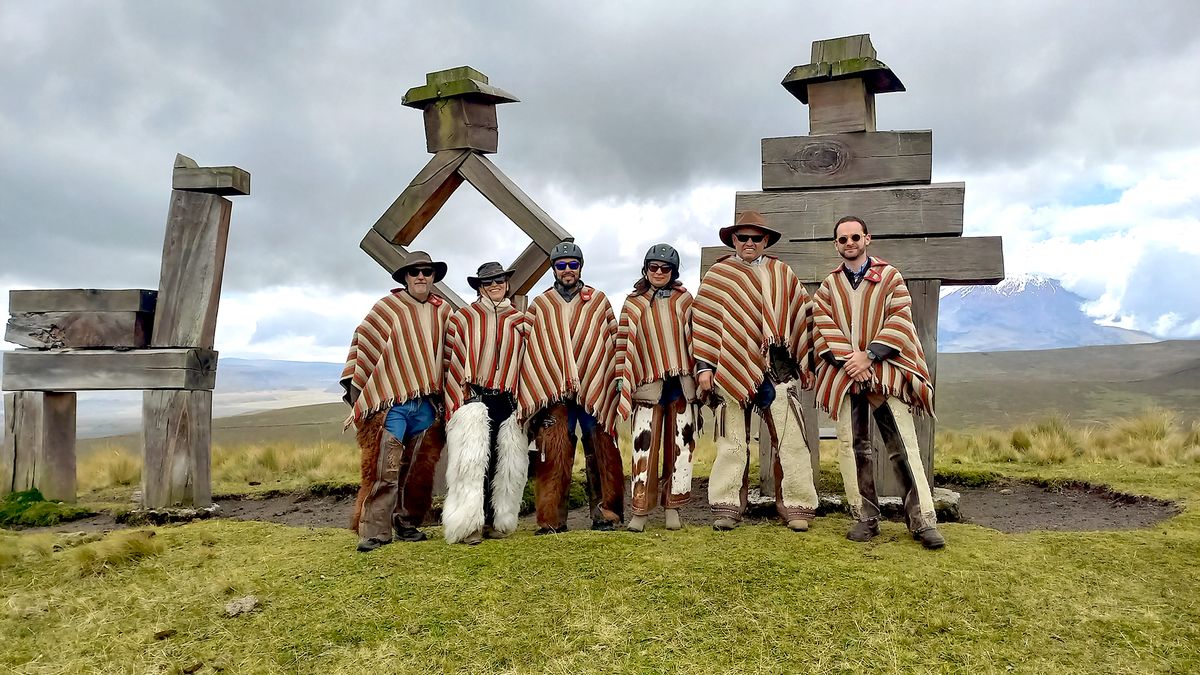 Participantes en la cabalgata de Hacienda el Porvenir, reconocida por Lonely Planet. En la foto, personal de la Hacienda y del Viceministerio de Turismo en el mirador Guardianes del Volcán. 